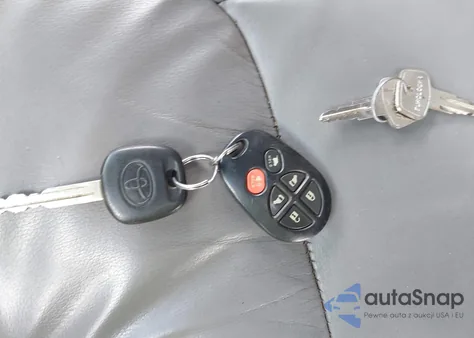 2010 Toyota Sienna Xle z USA, uszkodzony, nr VIN 5TDYK4CC2AS328979